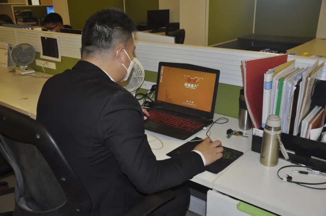 认真工作的欧宝(中国)员工